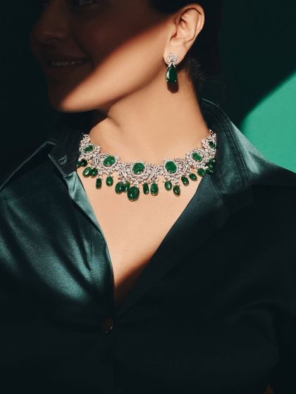 Your daily dose of greens, but make it emerald. This stunning diamond and emerald bridal set is designed for the discerning woman, pairing beautifully with a silk shirt for a modern, powerful statement.