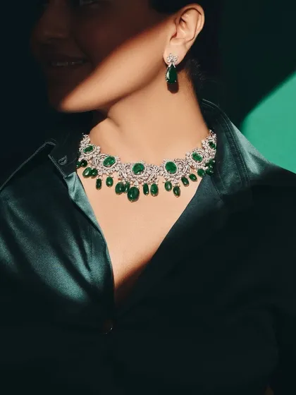 Your daily dose of greens, but make it emerald. This stunning diamond and emerald bridal set is designed for the discerning woman, pairing beautifully with a silk shirt for a modern, powerful statement.