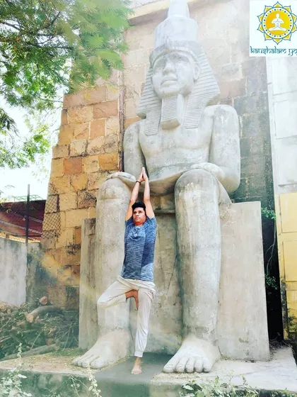 Vrikshasana, the Tree Pose, teaches us to direct the mind exclusively toward a single point, sustaining that direction without distraction. Practicing this asana, even in unusual surroundings, reinforces our ability to remain centered and focused.