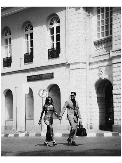 Against the classic architecture of Mumbai, we created a story that felt both modern and timeless. I love using black and white for cityscapes to bring out the drama and romance of the urban landscape, making the couple the central characters in their own story.