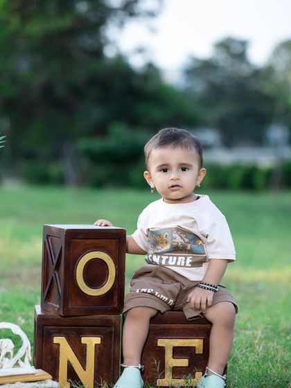 A quiet moment during an outdoor first birthday session.