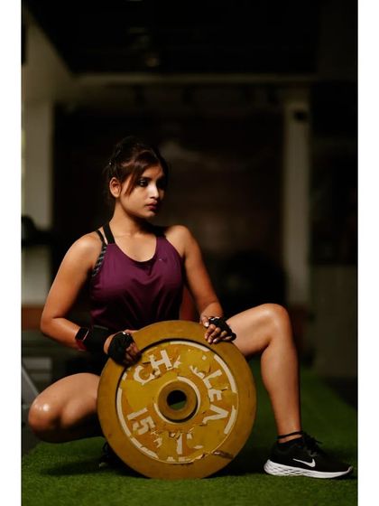 Strength isn't just physical, it's mental. Posing with a 15kg weight plate after a tough session, feeling the success of pushing my limits. This is the feeling of accomplishment I want for all my clients.