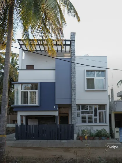 The front elevation of the Shashidhar Residence, showing the balance of different volumes, materials, and the pergola on the roof that provides shade.