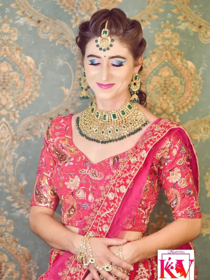 I was so happy to create this Indian reception look for my client from France. We chose a beautiful pink lehenga and paired it with modern jewellery and a soft glam makeup look with a striking blue eyeshadow. It shows how we can blend cultures to create a unique style.