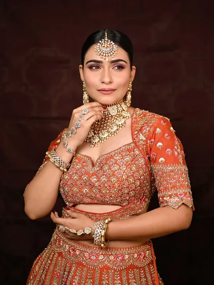 The art of subtle glam, perfected. 🤍 This look is for the new-age bride who wants elegance with a touch of tradition. Notice the clean base, soft pink eyeshadow, and how the makeup enhances her features without overpowering the stunning jewelry.