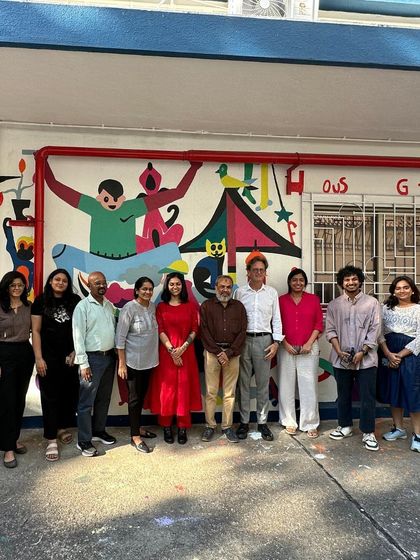 The entire group of organizers, artists, and officials celebrating the Wall Art Festival.