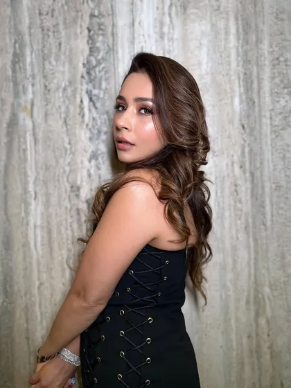 A beautiful over the shoulder shot. This angle shows off the soft curls in her hair and the flawless application of her eye makeup, a perfect look for a night out.