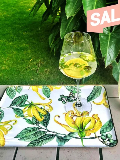 Nature's finest, captured in luxury. This Borneo Botanical tray, with its elegant yellow floral print, is perfect for gifting or adding a touch of organic beauty to your own home.