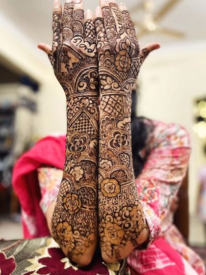 A closer look at the details in this wedding henna design. I love the combination of bold flowers and delicate fills.