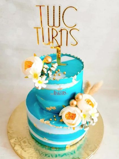 An absolutely gorgeous corporate cake I did for The Wellness Co.'s first anniversary. The blue fault line design with gold leaf and fresh flowers created a stunning and professional look.