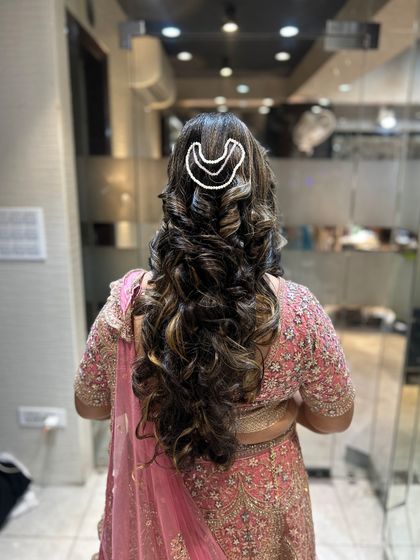 A final shot of the beautiful open hairstyle with curls.