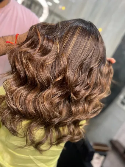 A close-up on these sun-kissed waves. The mix of blonde and warm brown tones creates a beautiful, beachy vibe that looks effortlessly chic.