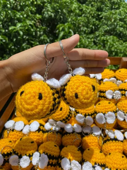 Quality is in the details. This close-up shows my handmade bee keychains, a bestseller for resellers. Each one is crafted with care, from the smiling face to the tiny wings, ensuring a product your customers will love.
