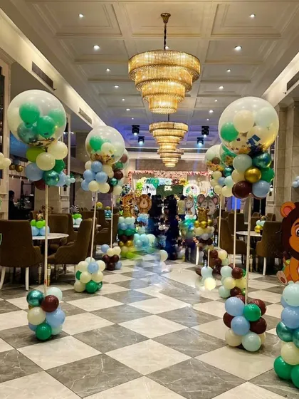 I can handle large-scale birthday events in banquet halls and other big venues. For this jungle-themed party, I filled the entire entrance and hall with balloon pillars, animal cutouts like lions and crocodiles, and large balloon centerpieces. This creates an immersive experience for guests from the moment they walk in.