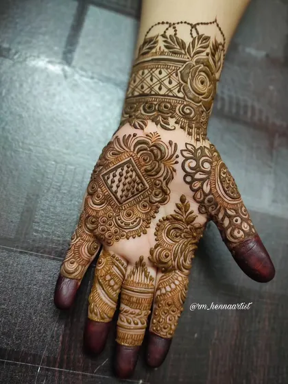 A complete look at this Indo-Arabic henna. The combination of bold lines, delicate shading, and geometric patterns makes it a really unique piece.