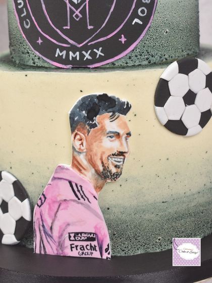 Another angle of the Messi portrait on the cake.