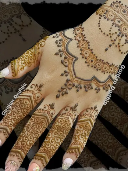 Simple and elegant. This design features a delicate jewelry-like pattern on the back of the hand, perfect for an engagement or party.