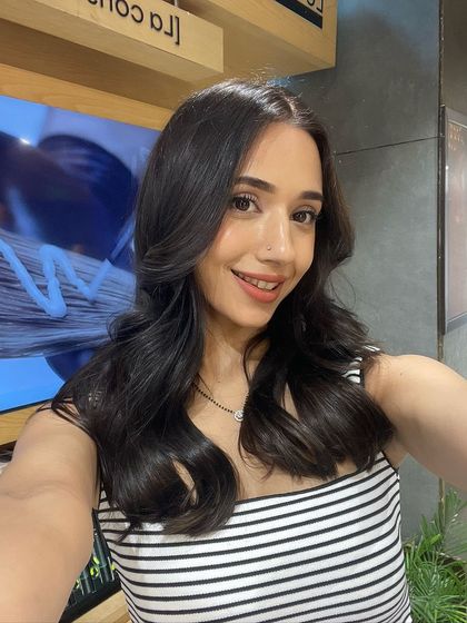 A happy selfie showing the final result of her hair transformation.