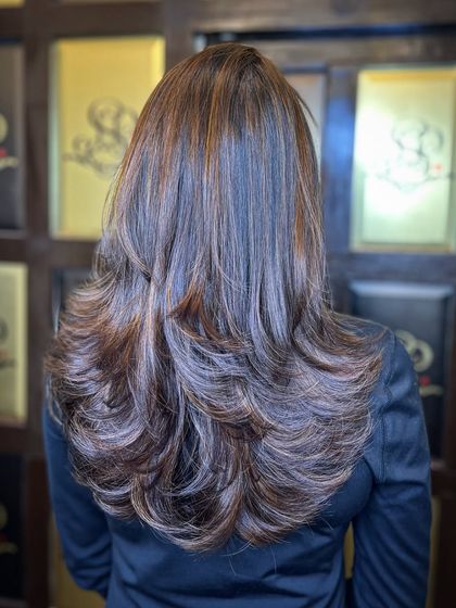 Perfect for the fall season, these warm copper tones add richness and depth. The layered cut and blowout enhance the color's dimension.