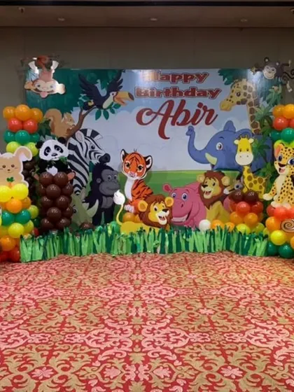 A classic jungle animal theme for a child's birthday, with a large backdrop and colorful balloon pillars creating a fun and lively atmosphere.