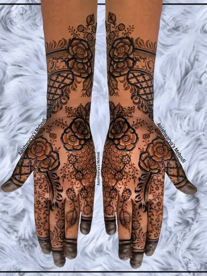A classic floral design with beautiful roses on the palms and wrists. The combination of bold flowers and delicate netting creates a romantic and timeless look.