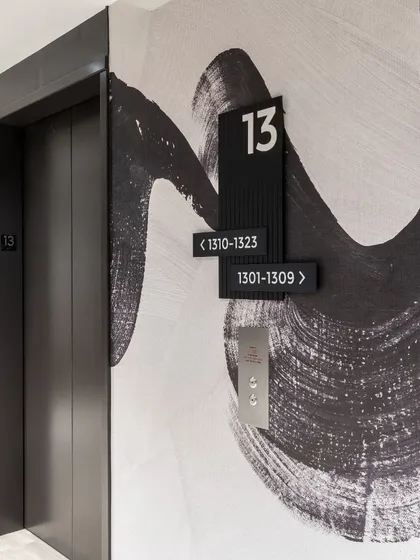 The Beat collection from Phillip Jeffries wraps the walls of this elevator lobby. The large-scale, free-flowing black brushstroke on a white background creates a bold, artistic statement in a commercial space.
