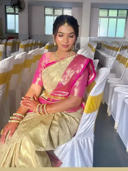 Another beautiful shot of the South Indian style look, showing the perfect draping of the silk saree.