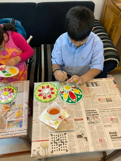 Brothers painting together during the festive season. My workshops are a great activity for siblings and friends to do together, creating both art and happy memories.
