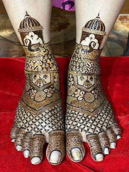 A classic bridal feet design with elephant and temple motifs, providing full and intricate coverage.