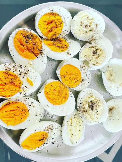 Why do egg yolks have different colors? It all depends on the hen's diet. A darker orange yolk often indicates a diet rich in carotenoids and may contain more vitamins and omega-3s, but the protein content remains similar.