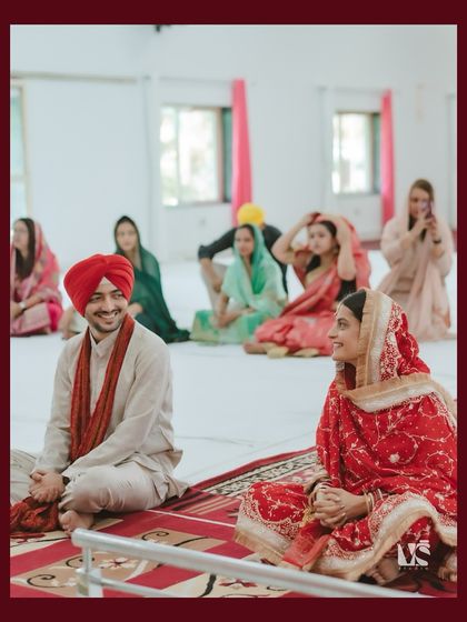 A wide shot of the Anand Karaj ceremony, showing the couple seated amongst their guests. The simplicity and serenity of the Gurudwara setting provide a beautiful backdrop for Gurjot and Mrityunjay's union.