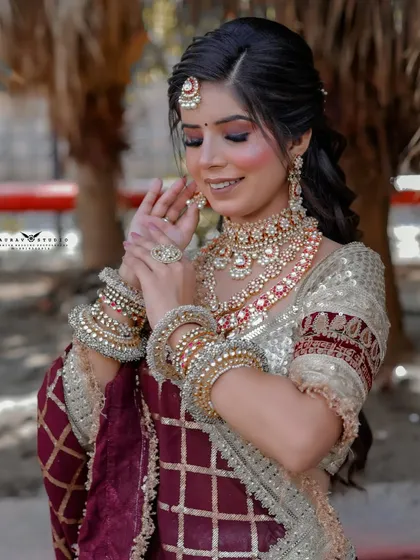 A close-up of the bride's hands and jewelry, a classic and elegant pose.