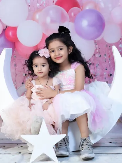 Sisterly love on our moon and stars set. This setup is perfect for sibling photoshoots, especially for birthdays or special milestones. The pastel balloons add a celebratory touch.