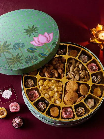 Our Shubh Dipawali hamper is a delightful mix of sweet and savory. It includes meethi mathri, kaju oregano parrey, golden berries, and an assortment of our popular sugar-free mithai.