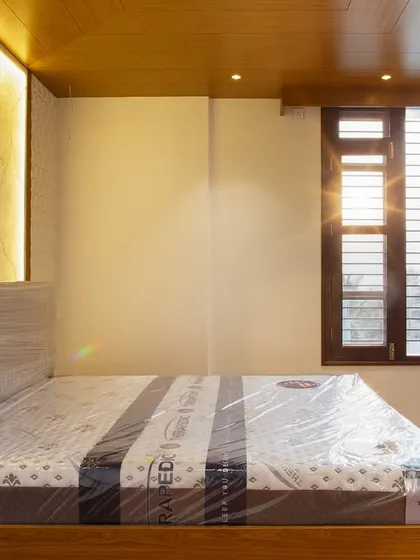 Sometimes, one striking detail is all a room needs. Here, a stunning backlit stone panel anchors the space, creating a sense of quiet luxury.