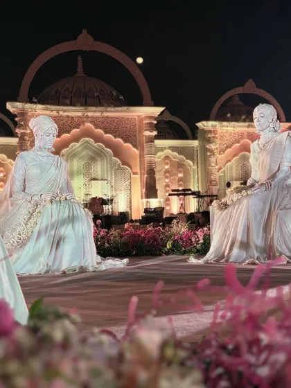 As part of a palatial set, I incorporated these life-sized sculptures of royal figures. These stone-finish statues add a touch of timeless artistry and historical grandeur to the event's atmosphere.