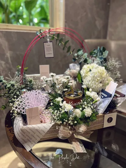 The full view of the brand launch hamper, a sophisticated and meaningful corporate gift.