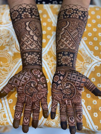 A clear, straight-on view of the peacock palm design, highlighting the intricate details and beautiful shading.