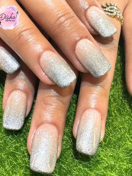 Sparkles for that extra glam. This beautiful set features a silver glitter ombre on a natural base.