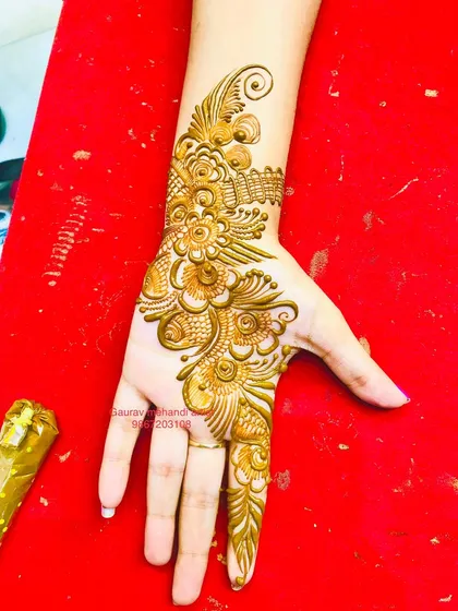 A beautiful Arabic floral vine design. This is a great option for guests, as it covers the hand elegantly without the long drying time of a full bridal design.