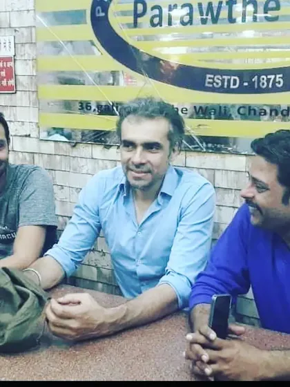 Another celebrity sighting. Here is the acclaimed film director Imtiaz Ali enjoying a meal at the Parathe Wali Gali shop. It's a place where everyone comes to enjoy traditional, authentic food.