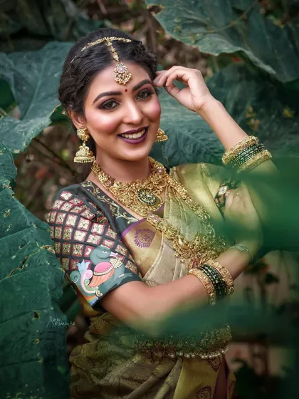 Creating inspirational bridal looks is a passion of mine. For this South Indian bridal shoot, I designed a complete look with a bold lip, defined eyes, and traditional gold jewellery that beautifully complements the rich Kanjivaram saree.