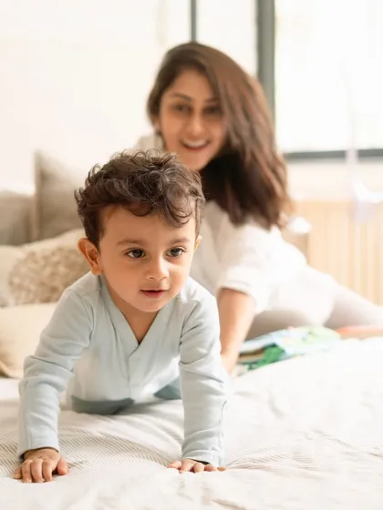 The "let's catch you" game. These playful, candid moments on the bed are what make lifestyle photography so authentic and full of life.