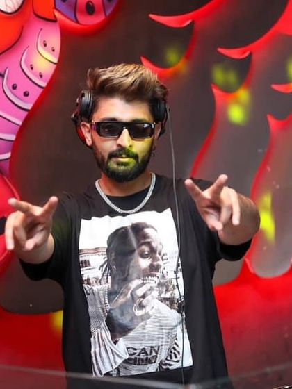 Rocking a Travis Scott shirt for a Sunday night gig.