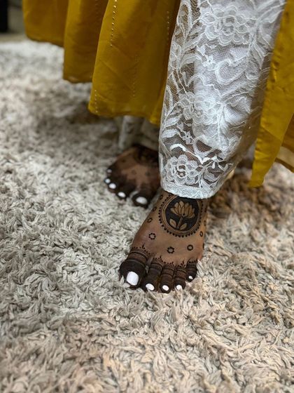 Another shot of the simple and modern lotus mehendi on the foot.