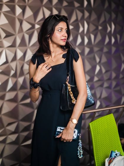 A guest looking chic and ready to party.