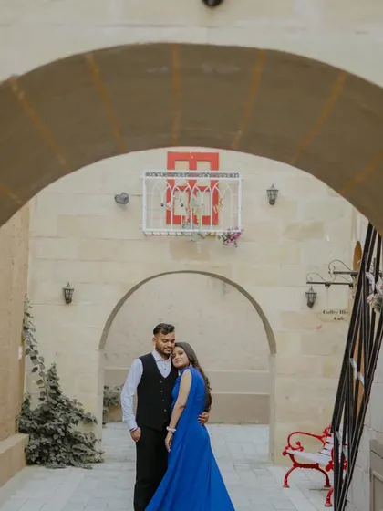 Framed by an archway, this shot has a classic, almost European feel. It shows the versatility of the sets I provide for pre-wedding shoots in Jaipur.