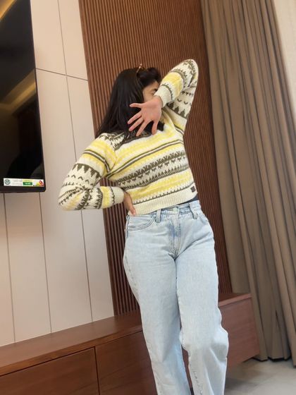 A playful pose in our classic Nordic-style sweater. The comfortable fit and soft yarn make it an easy choice for any casual occasion, from a walk in the park to a coffee date.