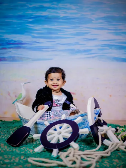 All aboard for a nautical adventure. This beach-themed set comes with a charming little boat, a ship's wheel, and a sea-and-sand backdrop, perfect for capturing your little sailor's first voyage in photos.