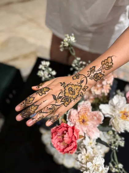 For a modern and understated look, I create minimalist henna designs like this elegant floral vine. This style is perfect for parties or casual get-togethers where you want a touch of henna without full coverage.